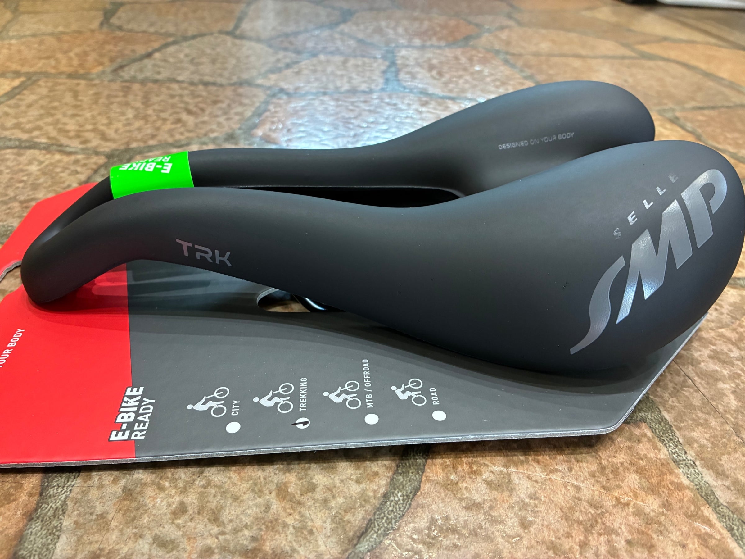 SMP TRK MEDIUMサドル | AST BIKES