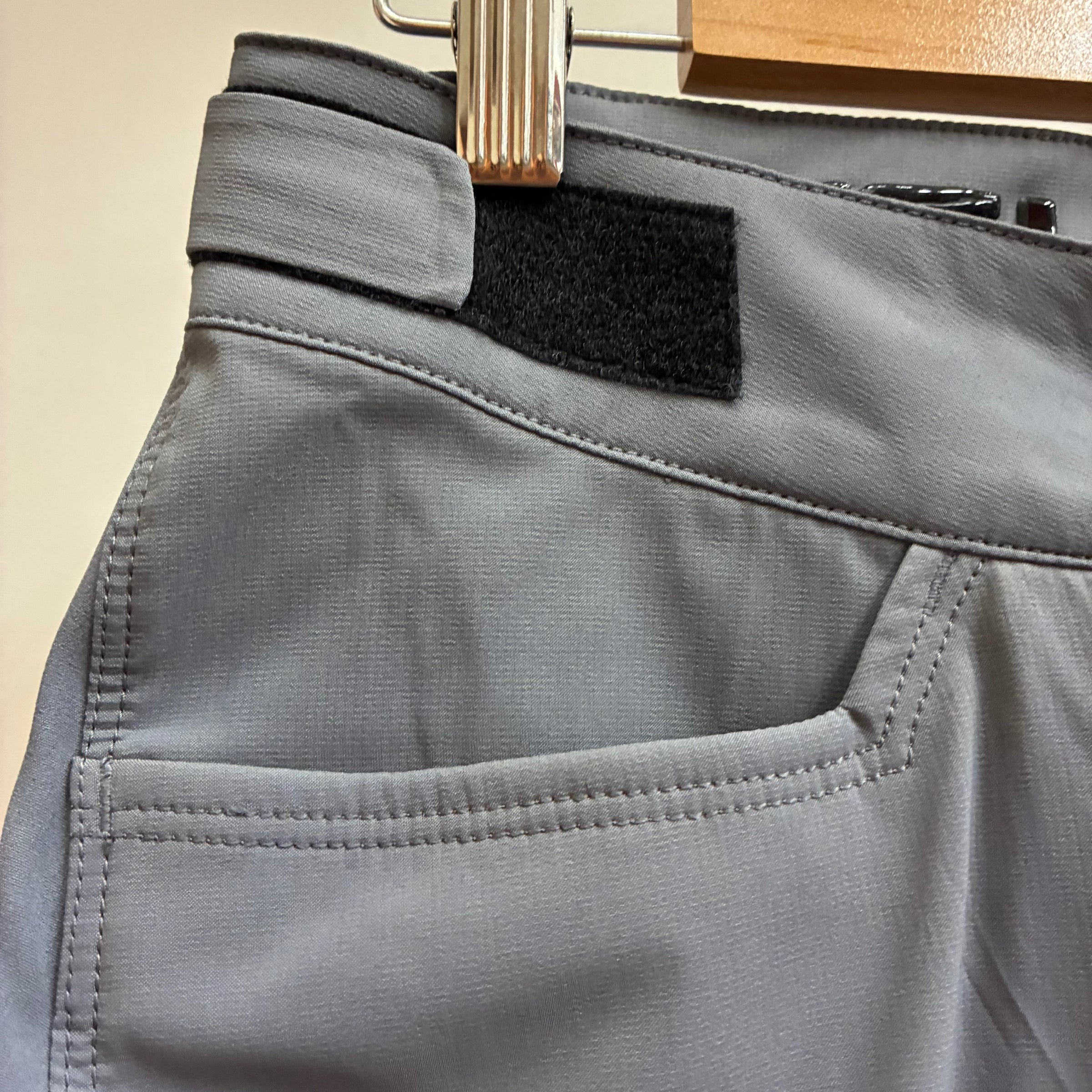 TROY LEE DESIGNS FLOWLINE SHORTS 32インチ CHARCOL | AST BIKES